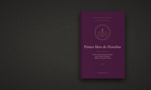 Primer libro de Homilías, edición en español, de cubierta morada, sobre un fondo oscuro