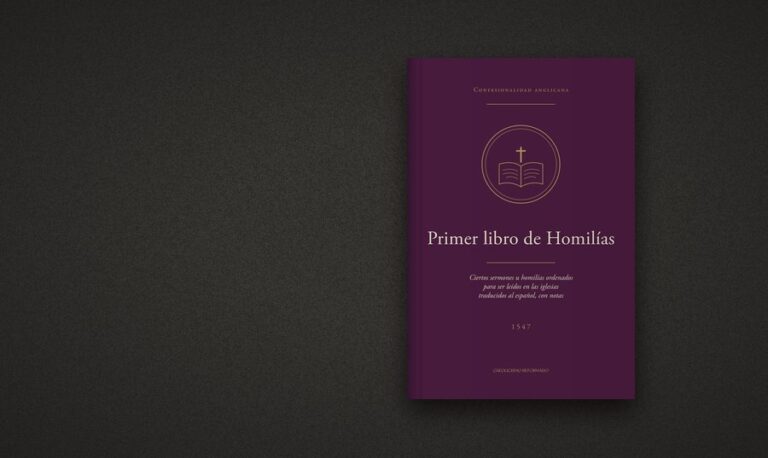 Primer libro de Homilías, edición en español, de cubierta morada, sobre un fondo oscuro