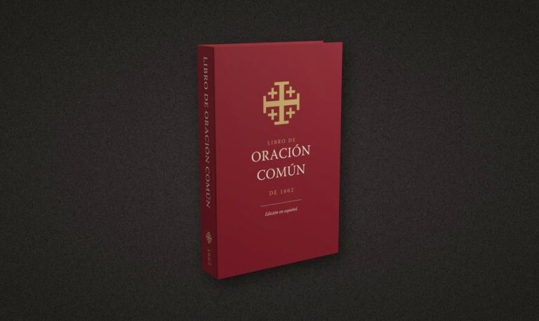 Libro de Oración Común de 1662, edición en español, de tapa dura granate, de pie sobre un fondo oscuro